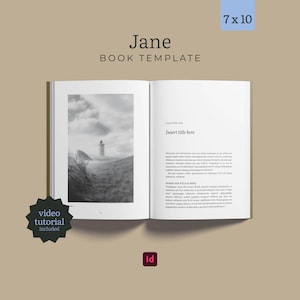 Peut inclure: Un modèle de livre ouvert intitulé Jane avec des dimensions de 7 x 10. La page de gauche affiche une photographie en noir et blanc d'un phare sur une dune, tandis que la page de droite présente du texte fictif sous le titre Chapter One Insert title here.