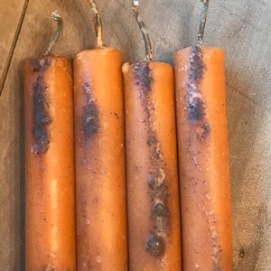 Gedämpfte orange Bienenwachs-Tavernkerzen Primitive Grubby-Kerzen