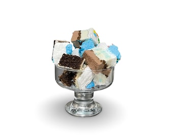 Gefriergetrocknete Schokoladen- und Vanille-Geburtstags-Eis-Kuchen-Häppchen - Astronauten-Eiscreme-Erdbeer-Geschmack - Hausgemachte knusprige Süßigkeit