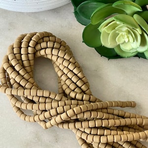 SLUTFÖRSÄLJNING* IMPERFEKT* 3 strängar - 6 mm nötbrun grov polymerlera, rör, 15 tums sträng / vinylpärla / grossist / 60 pärlor