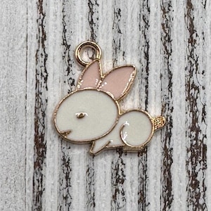 FINAL SALE 5 Weiß Rosa Osterhase Kaninchen Gold Charm / Ostern Charm Charm / Emaille Ostern Charm Charm / Ostern Anhänger / Metall-Zink-Legierung