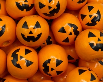 FINAL SALE 15,5 mm TEN (10) Herbst Smiley Kürbis Perlen für Girlande / Bauernhaus Perlen / Boho Perlen / bemaltes Holz Halloween
