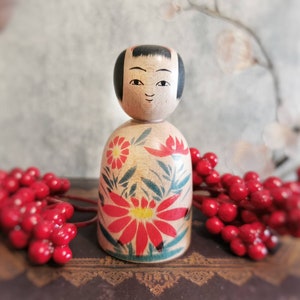 Tradycyjna japońska lalka Kokeshi Akita Kijiyama autorstwa Miharu Kushiro.