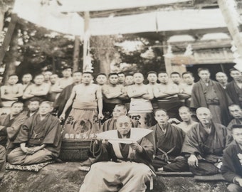 Japanese Antique Photo / Sumo ring / Sumo wrestler Gyoji Horaizan Seki mawashi Shrine Temple Military commander Commemorative photo