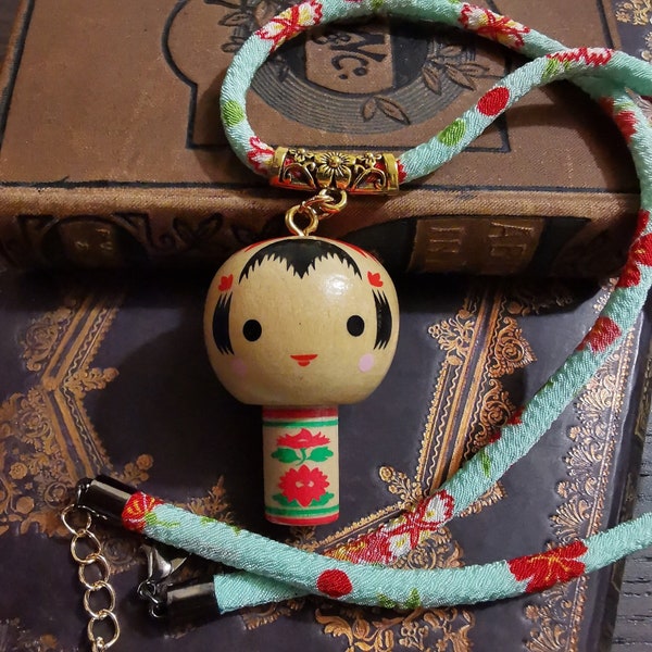 Collier Kokeshi vintage chirimen / naruko kimono tissu bijoux poupée japonaise en bois