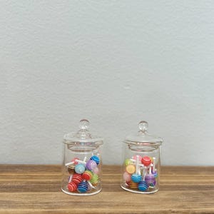 Słoik na cukierki w kształcie domku dla lalek wypełniony lizakami, realistyczny mini szklany słoik idealny do wystroju kuchni, wyjątkowy prezent dla miłośników domków dla lalek