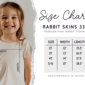 Pode incluir: Uma crian&ccedil;a pequena vestindo uma camiseta de malha fina bege para crian&ccedil;as pequenas. A imagem inclui uma tabela de tamanhos com medidas em polegadas para os tamanhos 2T a 5/6. O gr&aacute;fico mostra a largura e o comprimento das camisas.