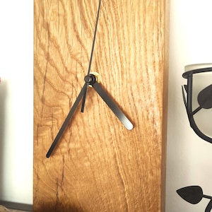 Ręcznie robiony zegar dębowy: nowoczesny zegar półkowy z drewna