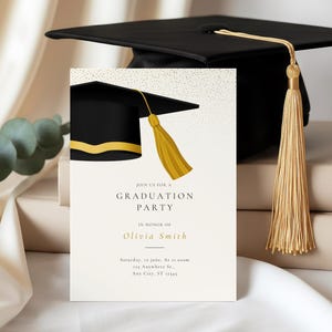 Könnte beinhalten: Eine Einladung zur Abschlussfeier mit einem schwarzen Mortarboard und einer goldenen Quaste. Die Einladungskarte trägt den Text "Join us for a Graduation Party" und den Namen "Olivia Smith". Die Einladung hat einen cremefarbenen Hintergrund.