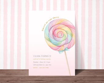 Könnte beinhalten: Eine Einladung zum Geburtstag in Pastellfarben mit einem großen, aquarellierten Lutscher. Der Text "Sweet as can three" ist über dem Lutscher angeordnet. Die Einladung enthält Party-Details: "OLIVIA TURNS 3!" und RSVP-Informationen.