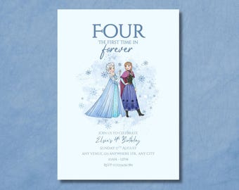Puede incluir: Invitación de cumpleaños azul claro con el texto "FOUR" y "THE FIRST TIME IN forever". La invitación incluye ilustraciones de dos personajes animados y detalles para la celebración del 4º cumpleaños de Elsie.