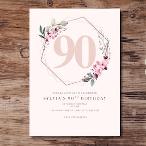 Könnte beinhalten: Eine geometrische Geburtstagseinladung in Rosa und Gold mit floralen Akzenten. Die Einladung lautet "Bitte feiern Sie mit uns Sylvias 90. Geburtstag" mit Datum, Uhrzeit und Ort.