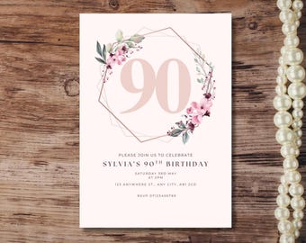 Peut inclure: Une invitation d'anniversaire géométrique rose et or avec des accents floraux. L'invitation indique "Veuillez vous joindre à nous pour célébrer le 90e anniversaire de Sylvia" avec la date, l'heure et le lieu.