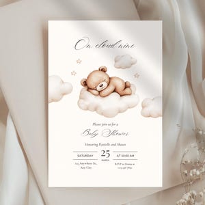 Può includere: Invito per baby shower con un'illustrazione ad acquerello di un orsacchiotto che dorme su una nuvola, circondato da stelle e nuvole. Il testo recita "On cloud nine" e invita gli ospiti a un baby shower.