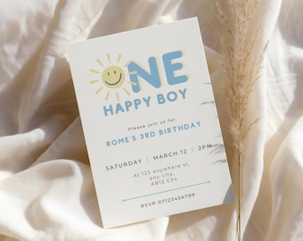 Könnte beinhalten: Eine weiße, rechteckige Geburtstagseinladungskarte mit einer gelben Sonne mit lächelndem Gesicht, dem blauen Text ONE HAPPY BOY und Details zum 3. Geburtstag von Rome am Samstag, den 12. März um 14 Uhr, inklusive Platzhalteradresse und RSVP-Nummer.