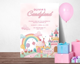 Puede incluir: Una invitación de cumpleaños rosa y blanca con temática de Candyland. La invitación presenta una colorida ilustración de una casa de caramelos, un arcoíris y un castillo. El texto dice "Candyland de Olivia" e incluye los detalles de la fiesta.