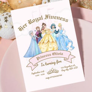Könnte beinhalten: Eine hellrosa Einladungskarte mit dem Text "Her Royal Fiveness" und "Princess Olivia Is turning five". Die Karte zeigt Illustrationen mehrerer Prinzessinnen in Kleidern. Datum und Uhrzeit sind ebenfalls angegeben.