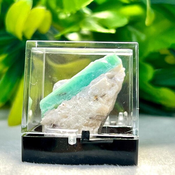 Emerald Stone Mineral Raw Specimen With Perky Box Stone