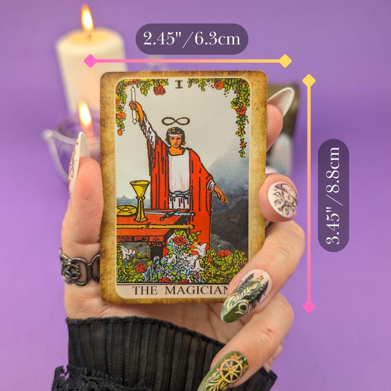 Może przedstawiać: Karta tarota w stylu vintage przedstawiająca maga trzymającego r&oacute;żdżkę i kielich. Karta ma wymiary 8,8 cm na 6,3 cm i zawiera napis "THE MAGICIAN" u dołu.