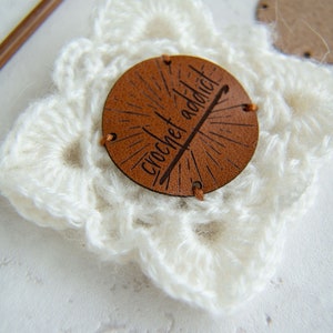 Crochet Addict Veganskt Lädermärke: Handgjord Artikeletikett (3,5x3,5 cm)