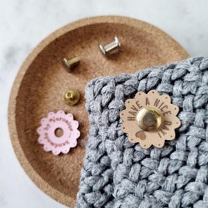 Etiqueta de remache circular personalizada, etiqueta redonda de remache de cuero vegano personalizada, etiqueta de cuero con flor de tejido con remache, etiqueta redonda hecha a mano sin costura