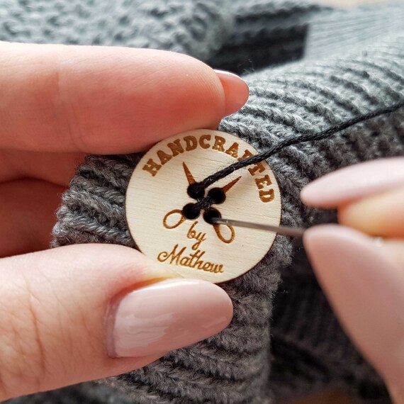 100 Bottoni In Legno Con Etichetta "Handmade" E "Love" - Per Cucito, DIY E Decorazioni - Foto 3