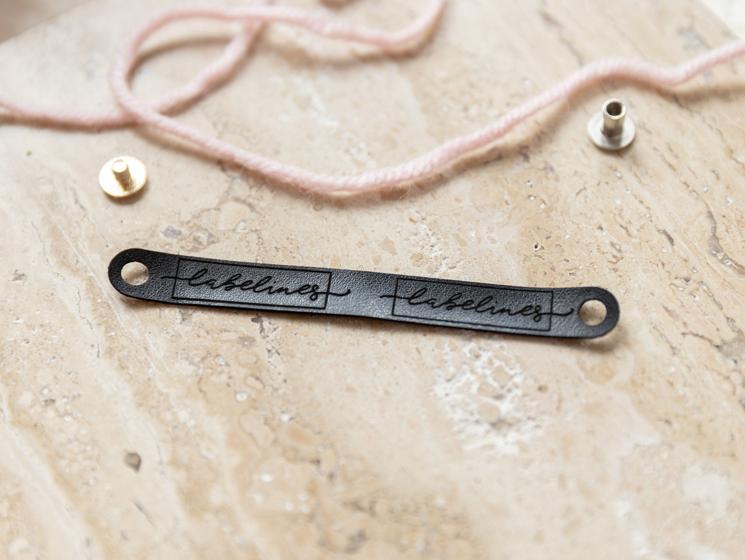 10 Etichette Personalizzate In Ecopelle Con Rivetto Per Maglieria - Handmade, 20x63,5 Mm, Incisione A Scelta - 2