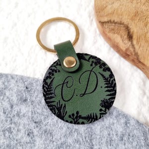 Llavero redondo con inicial, llavero con monograma personalizado con corona grabada, llavero elegante de cuero vegano para ella, llavero personalizado