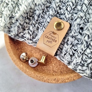 Etichette pieghevoli personalizzate con incisione, etichetta in ecopelle con rivetto, tag per maglia senza cuciture, etichette con logo