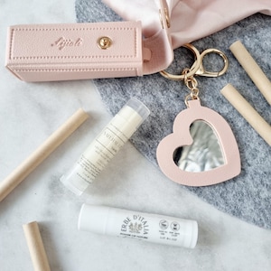 Caja de regalo para bálsamo labial: llavero con bálsamo labial, lápiz labial orgánico y espejo con forma de corazón.