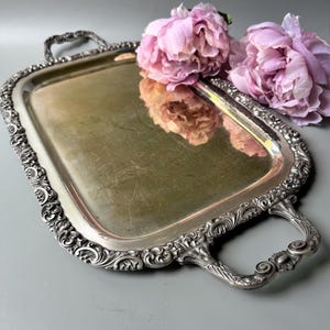 Vintage silverpläterad serveringsbricka med dekorativa handtag i utsmyckat blommotiv