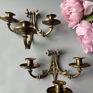Par vintage vägglampetter i massiv mässing / trearmad konisk ljushållare / utsmyckad ljushållare / väggdisplay för heminredning / set om 2