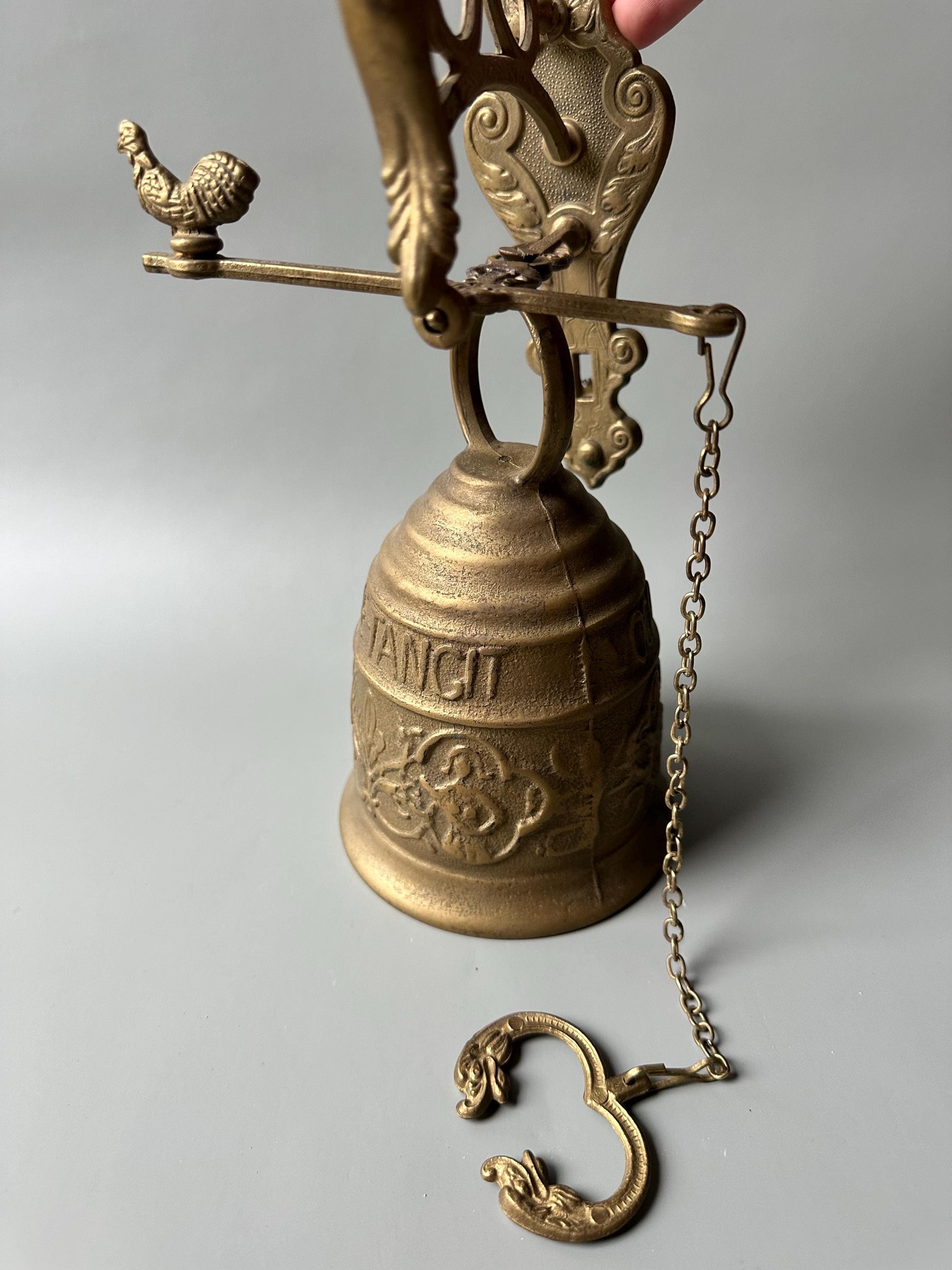 フランス製アンティーク真鍮製ドアベル。華やかな装飾が施された玄関