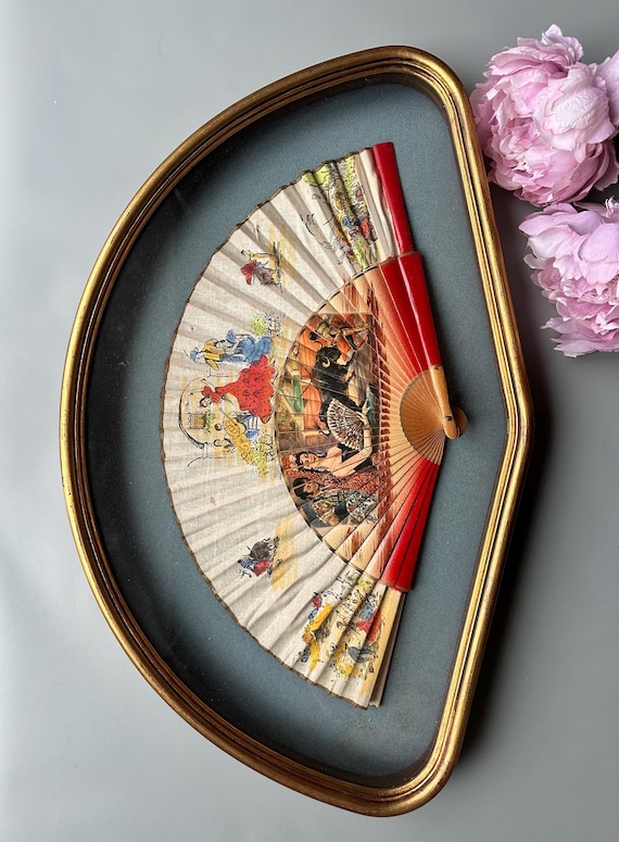 アンティークガラスフレーム 手描きシルク扇 天使と女性 ハンドペイントファン額装 Framed Antique Opera Fan: Hand-embroidered, Gold Frame, Red Velvet
