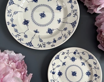 Ensemble de 2 assiettes en pierre de fer vintage anglaises Churchill Staffordshire / motif FINLANDE / bleu cobalt et blanc / assiette décorative floral