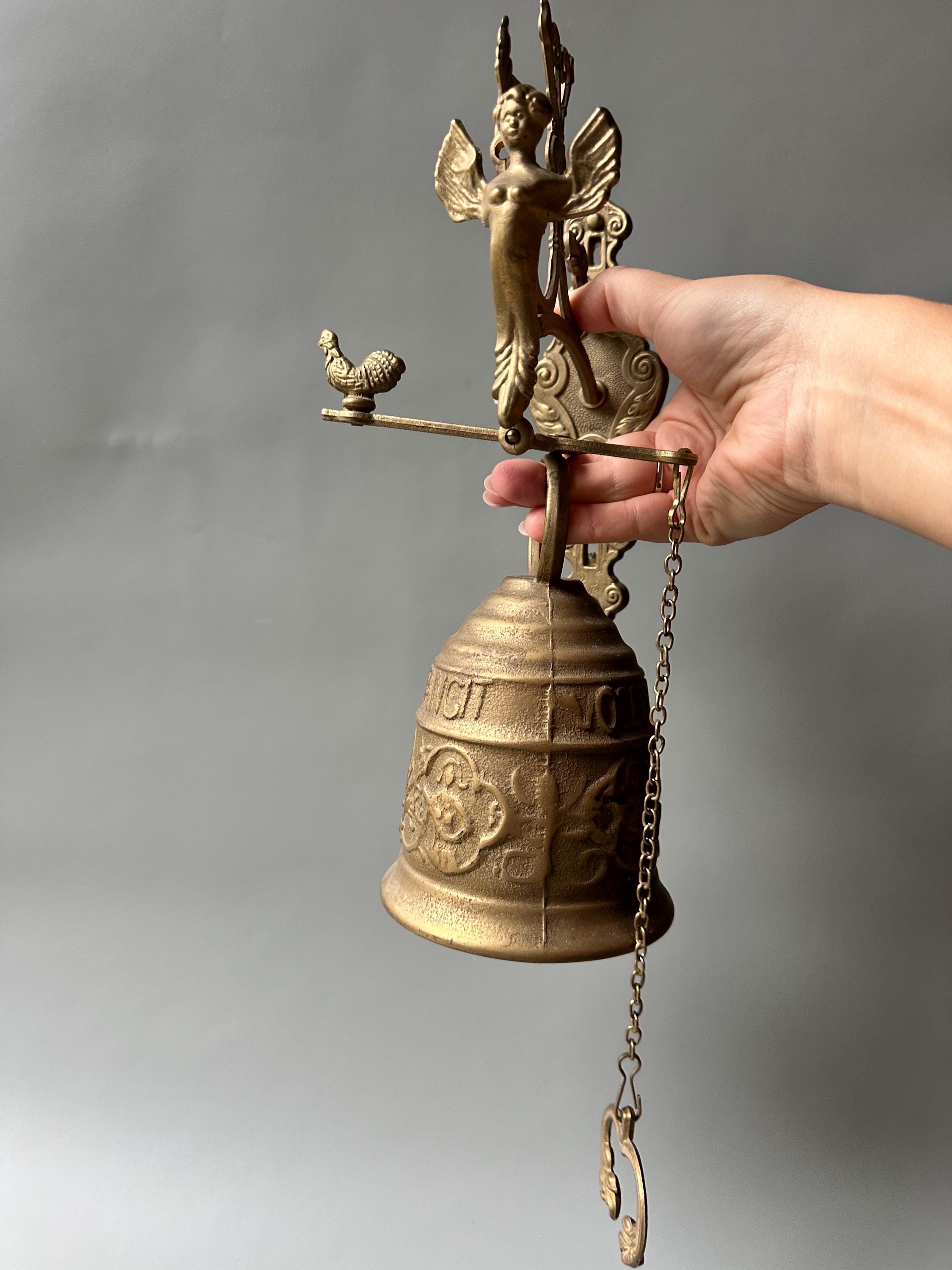 フランス製アンティーク真鍮製ドアベル。華やかな装飾が施された玄関