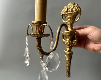 Aplique de pared vintage de latón y cristal: Lámpara de pared floral ornamentada