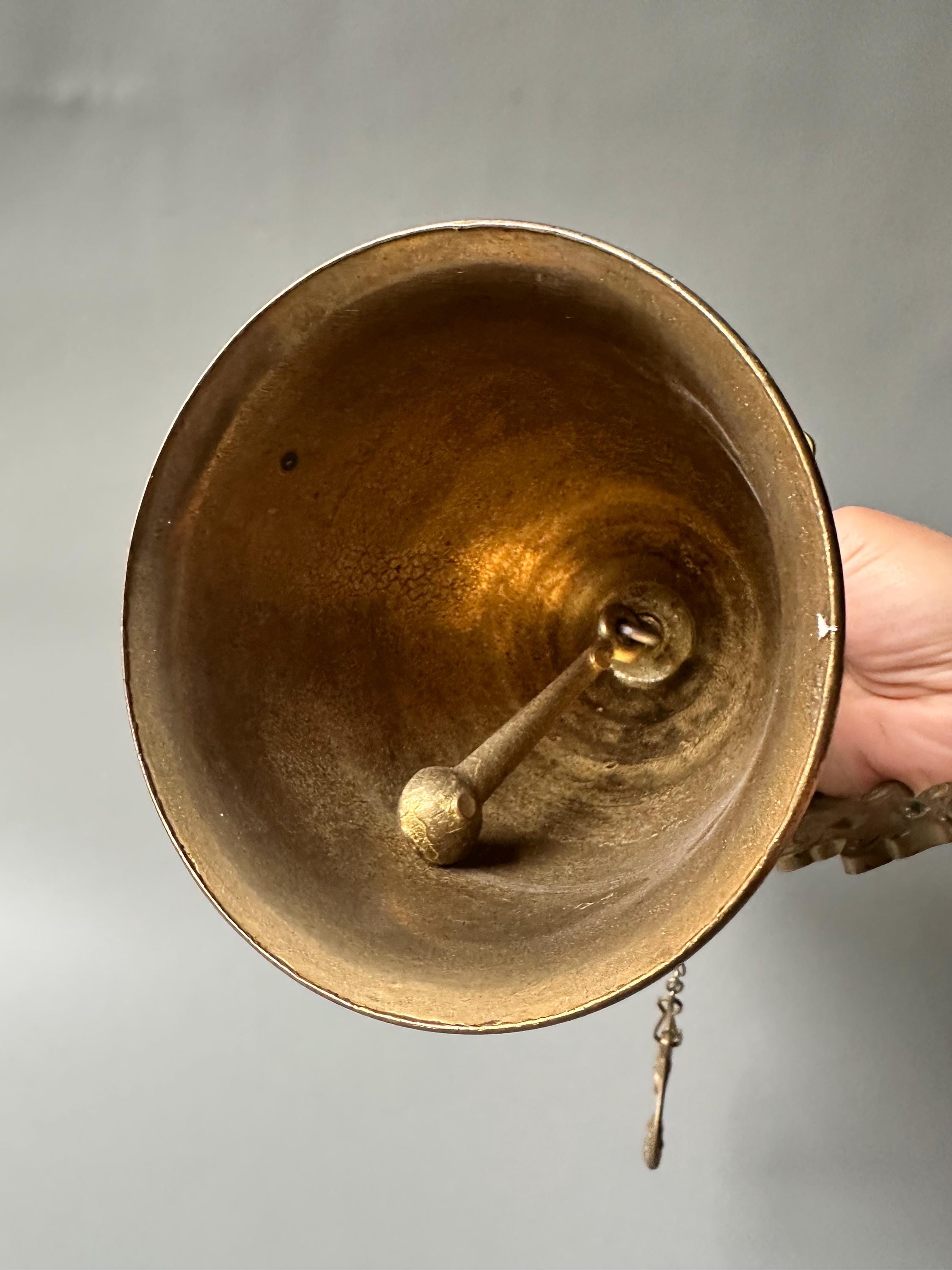 フランス製アンティーク真鍮製ドアベル。華やかな装飾が施された玄関