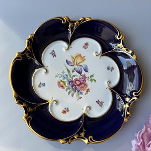 Stary niemiecki talerz porcelanowy LJMENAU Graf Von Henneberg / kobaltowy niebieski i kolorowy kwiatowy wzór / ekspozycja dekoracyjna / ręcznie malowany / patera