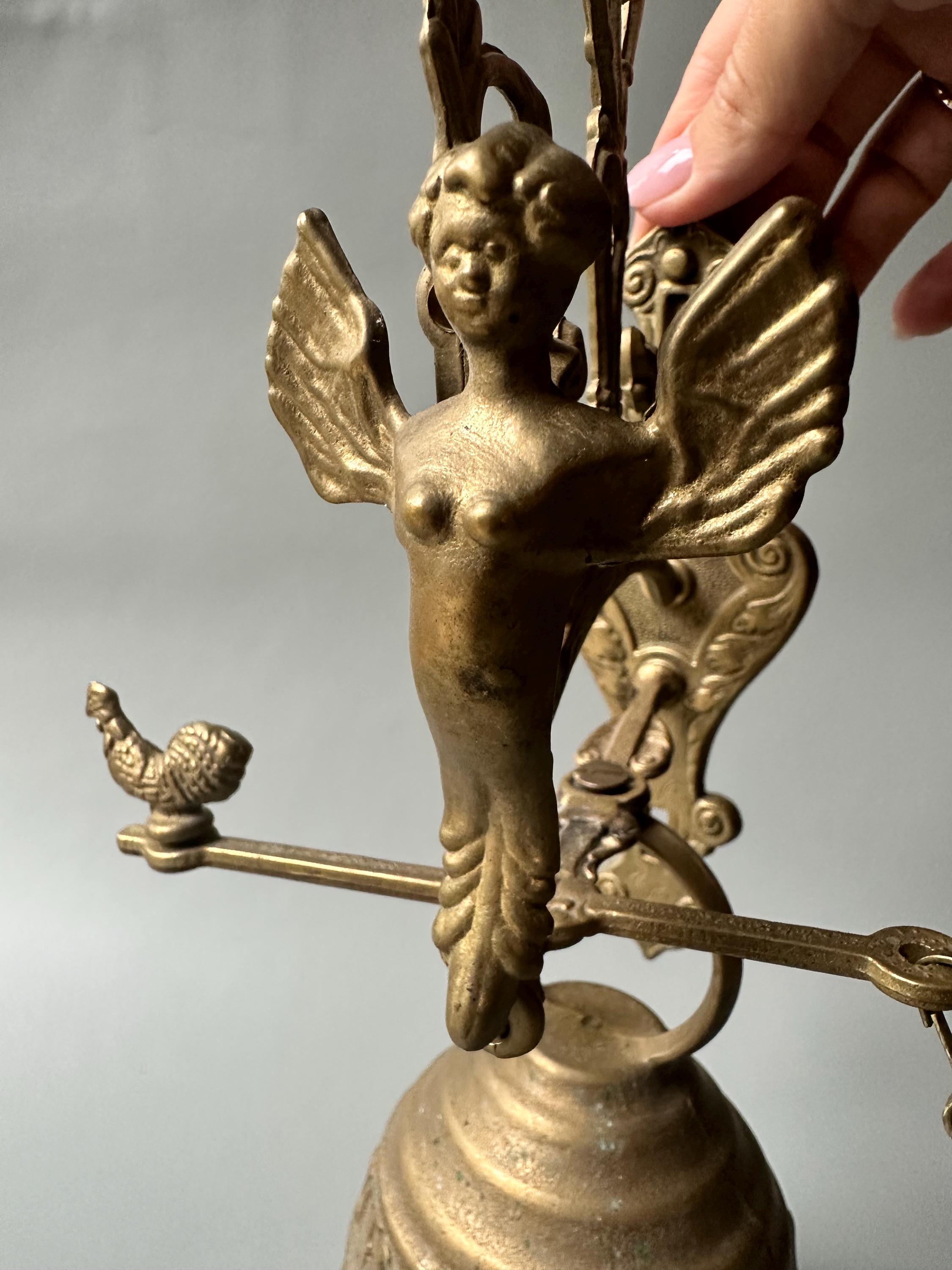 フランス製アンティーク真鍮製ドアベル。華やかな装飾が施された玄関