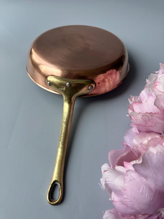 Vintage copper pan / saucer / Swedish Krogarhuset / 21 cm = 8’2 inches wide / brass handle / kitchen display decor / vintage copperware