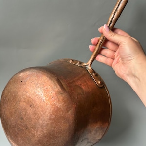 Olla antigua de cobre hecha a mano con asa, decoración para la cocina, cuenco rústico vintage, artículos de cobre.