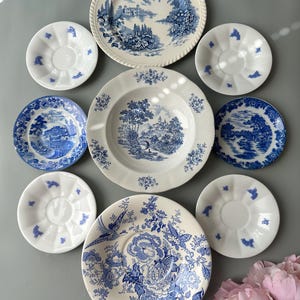 Set di 9 piatti vintage spaiati: decorazione per la casa con stampa blu, da appendere alla parete.