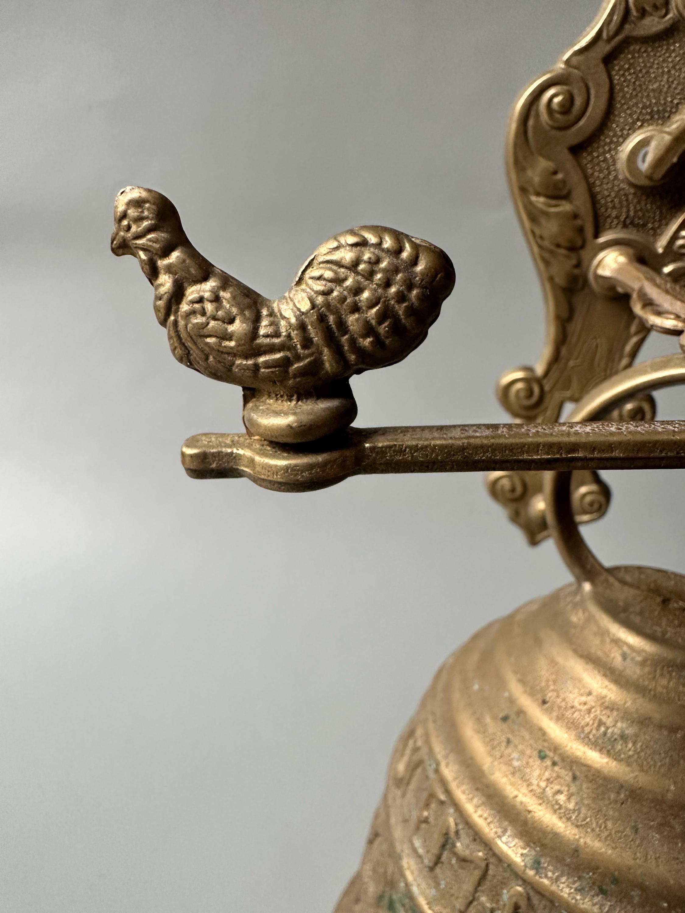 フランス製アンティーク真鍮製ドアベル。華やかな装飾が施された玄関