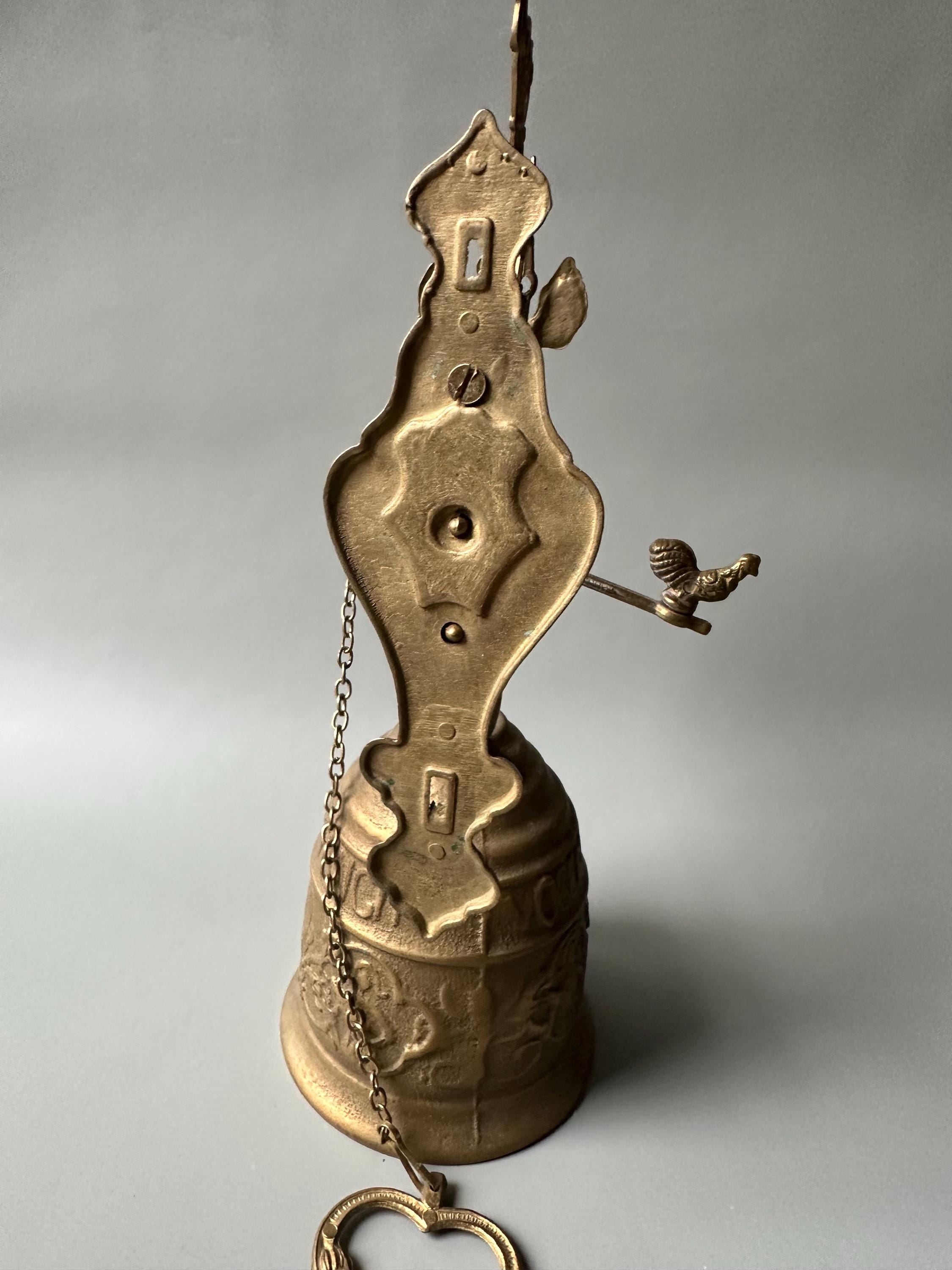 フランス製アンティーク真鍮製ドアベル。華やかな装飾が施された玄関