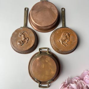 Set med 4 antika kopparformar med mässingshandtag: Rustikt vintage kopparföremål, väggdekoration för kök
