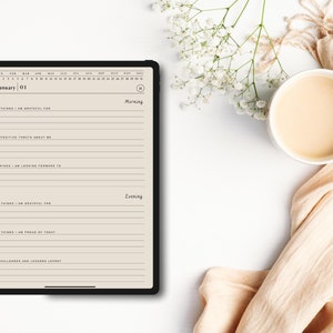 K&ouml;nnte beinhalten: Eine digitale Planer-App auf dem Bildschirm eines Tablets mit einem Kalender, einer Liste von Dingen, f&uuml;r die man dankbar ist, positiven Gedanken, Dingen, auf die man sich freut, und Herausforderungen und Lektionen, die man gelernt hat. Die App ist f&uuml;r die t&auml;gliche Journalf&uuml;hrung und Reflexion konzipiert.