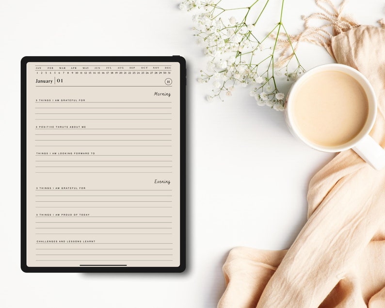 K&ouml;nnte beinhalten: Eine digitale Planer-App auf dem Bildschirm eines Tablets mit einem Kalender, einer Liste von Dingen, f&uuml;r die man dankbar ist, positiven Gedanken, Dingen, auf die man sich freut, und Herausforderungen und Lektionen, die man gelernt hat. Die App ist f&uuml;r die t&auml;gliche Journalf&uuml;hrung und Reflexion konzipiert.