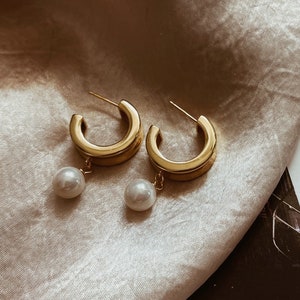 Hoop Earrings with Shell Pearls Gold Earrings / 925 Sterling Silver 14K Gold Plated