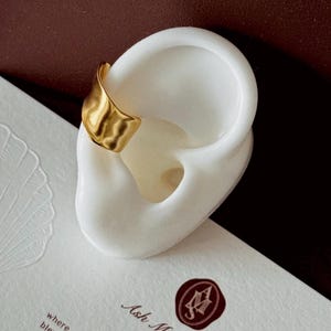 Bold Gold Ear Cuff • Adjustable Statement Ear Cuff • Modern Sculptural Ear Cuff Jewelry • Minimalist Gold Ear Wrap • No Piercing Required